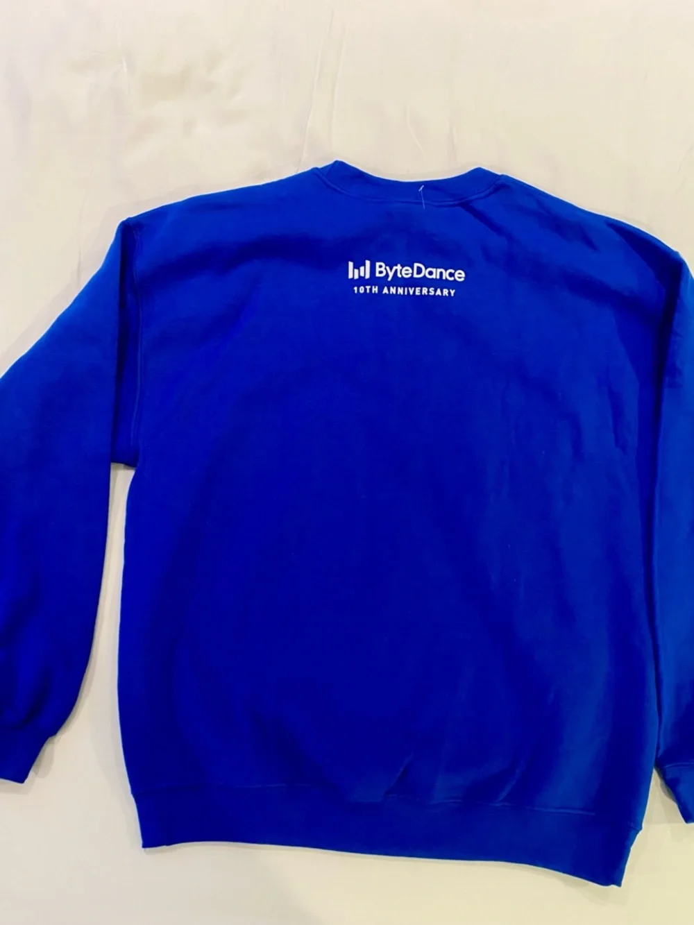 Gildan Heavy Blend Men’s sweatshirt in Bright Blue with White Byte Dance logo - Picture 2 of 3